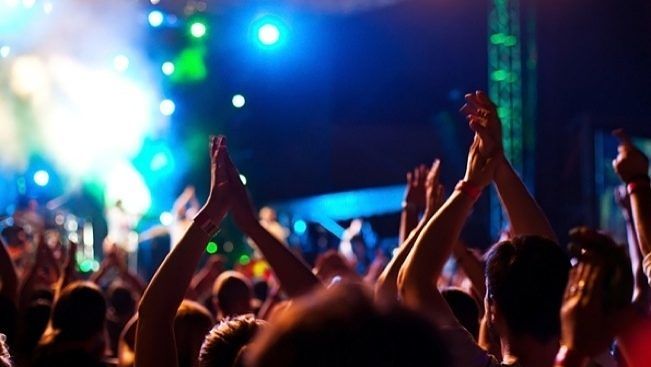 Serate danzanti abusive a Marina di Ragusa, la Polizia denuncia il titolare di un lido