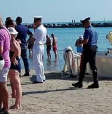 Tragedia a Scoglitti, si tuffa in mare per aiutare un amico, annega un diciassettenne vittoriese