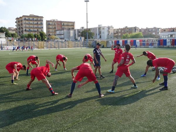 Il Modica Calcio alza i “giri del motore”, ieri al “Barone” allenamento congiunto con lo Scicli CR