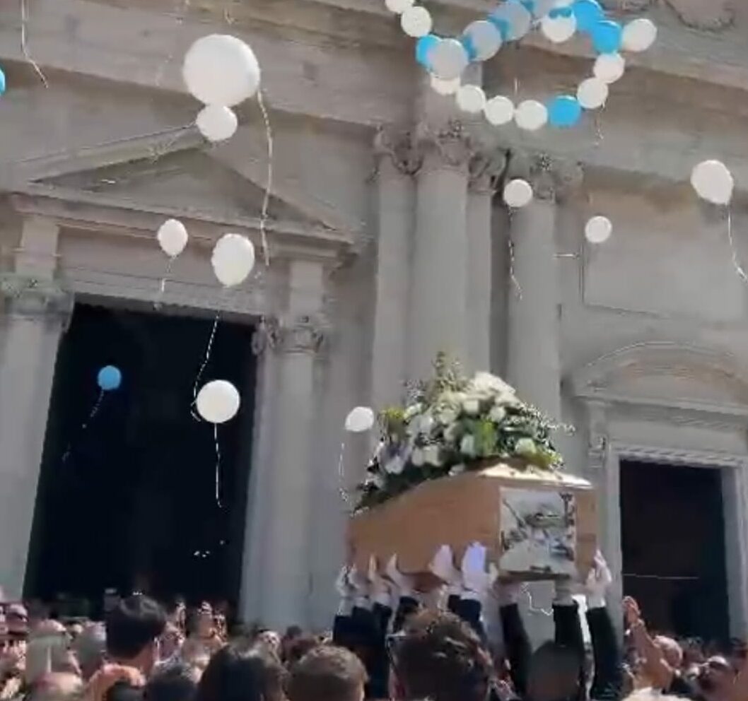 Comiso da l’estremo saluto a Rosario Pace, il giovane morto nell’incidente del 18 agosto