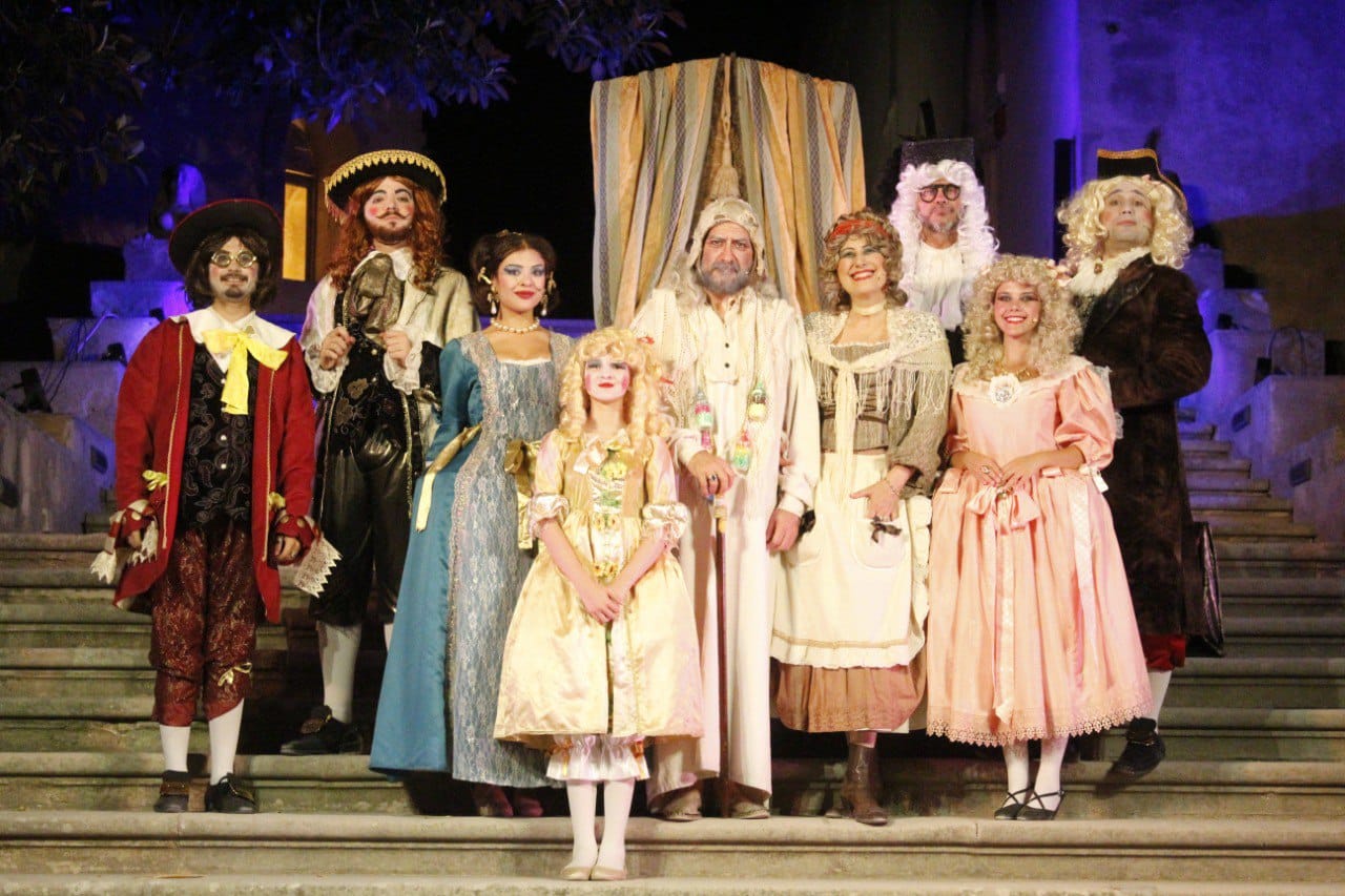 Palchi diversi estate al Castello: grande successo de “Il malato immaginario” della compagnia Godot