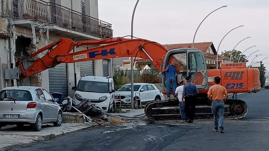 Furto all’ufficio postale di Roccazzo, sfondano l’ingresso con un escavatore e portano via il postamat