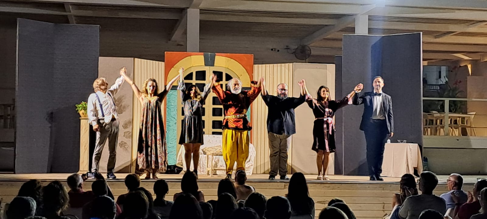 Teatro in spiaggia a Scoglitti, grande entusiasmo per la commedia “I cannoli dell’amore”
