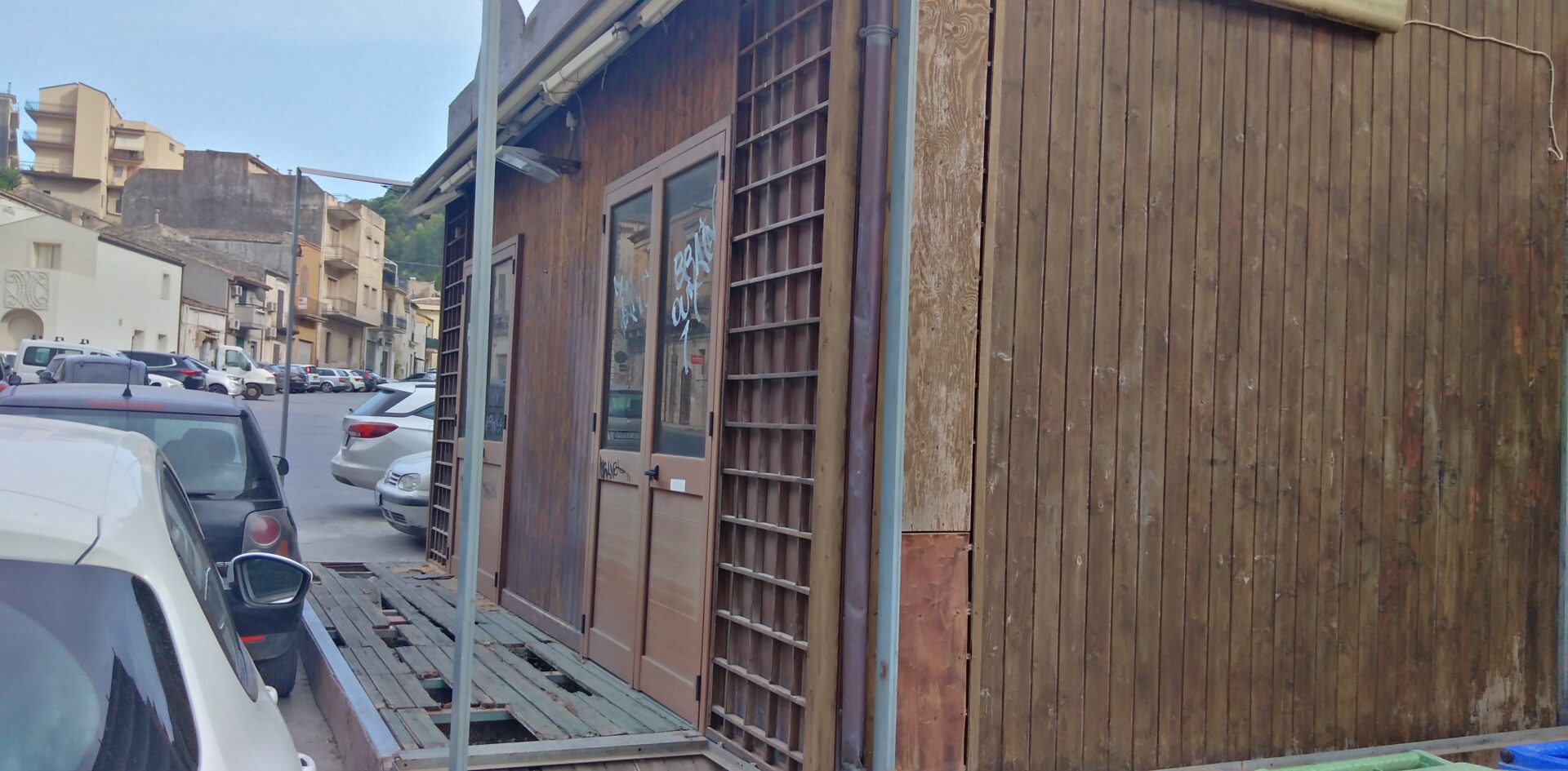 Modica, una baracca in pieno centro storico: “A cosa serve?”