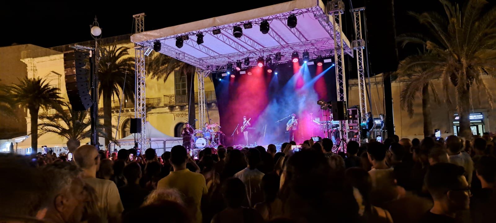 Pozzallo: Marefestival ancora un successo con Dargen D’Amico che fa ballare tutta la piazza