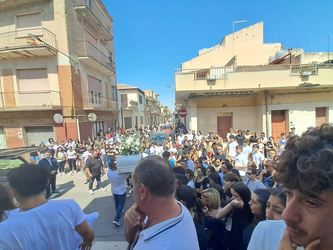Celebrati a Vittoria i funerali di Alex Capuzzello, morto domenica per salvare l’amico in mare