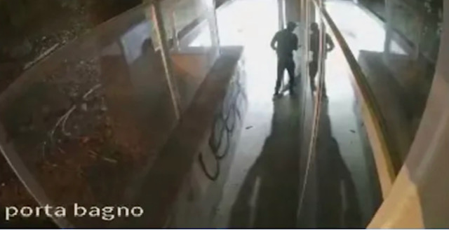Ragusa: furto con scasso al BAM, ladro sfonda la vetrata e ruba alcol e merce varia