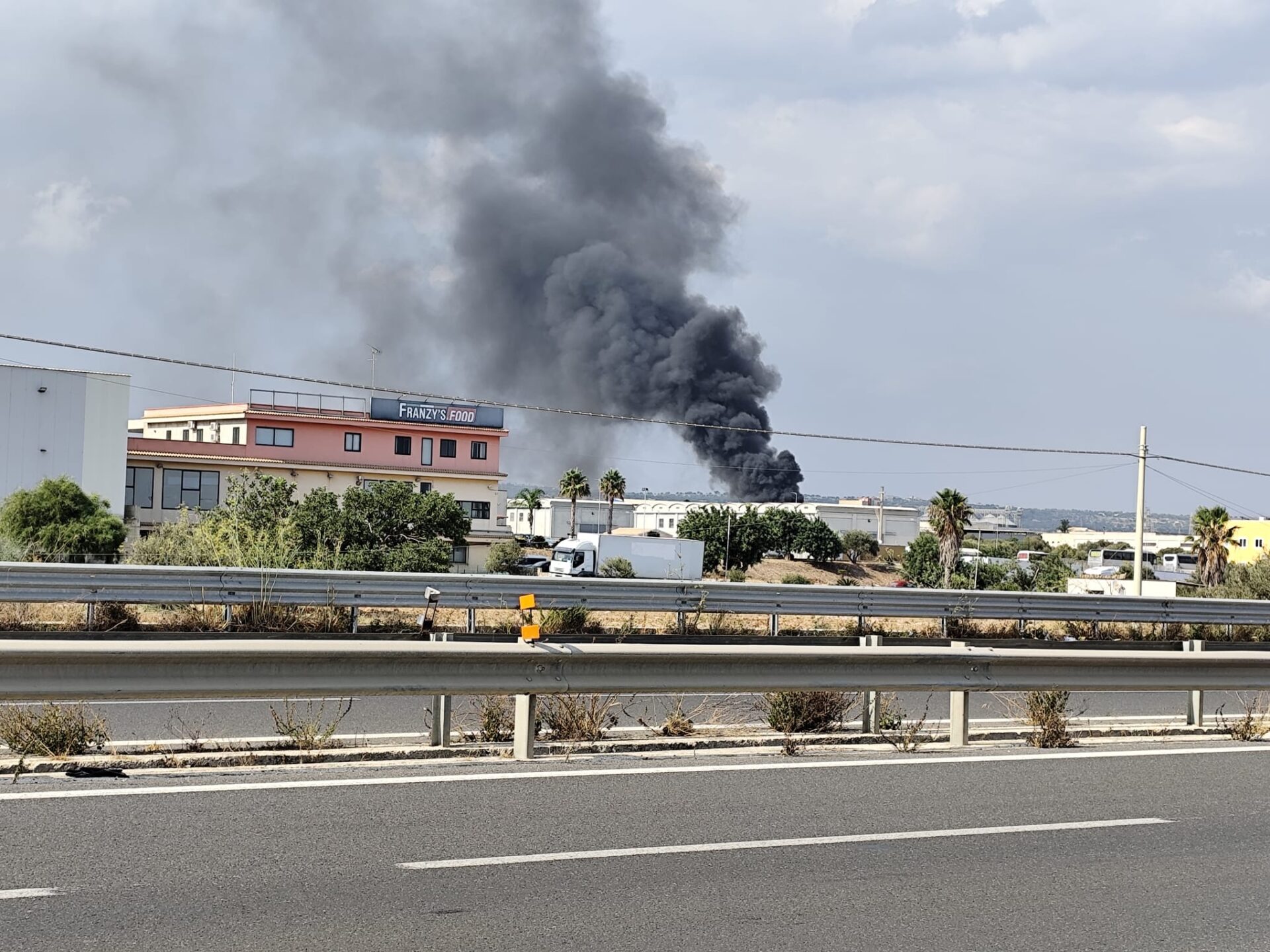 Pozzallo: incendio nella zona artigianale ai danni di un capannone