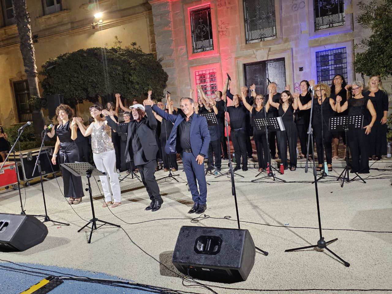 Sotto la luna, il Modica Gospel Choir di Modica, incanta anche la piazza di Pozzallo
