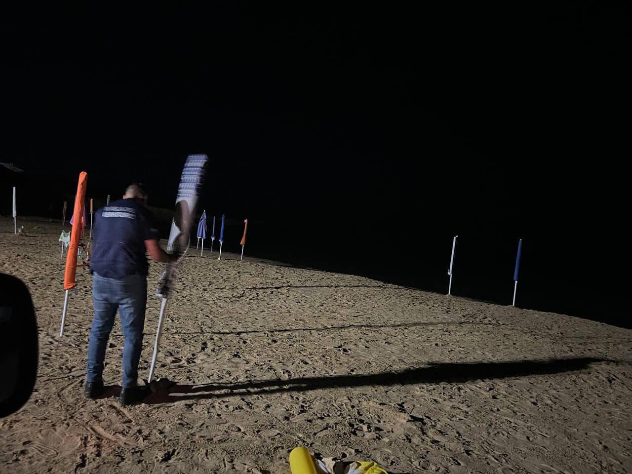 Operazione “Spiagge libere”: sequestrati sul litorale camarinense 52 ombrelloni