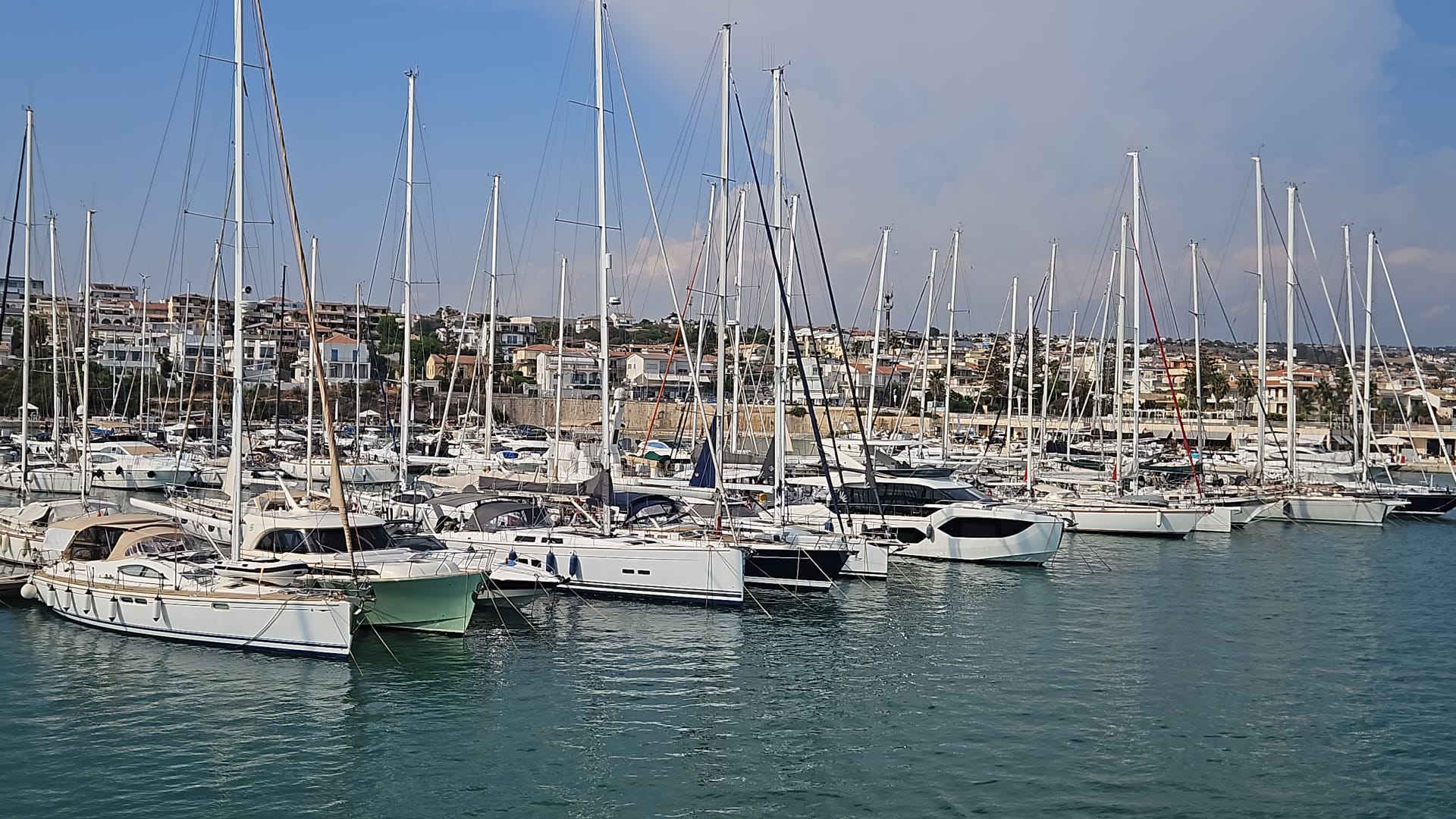 Il porto turistico di Marina di Ragusa meta di numerosi diportisti internazionali