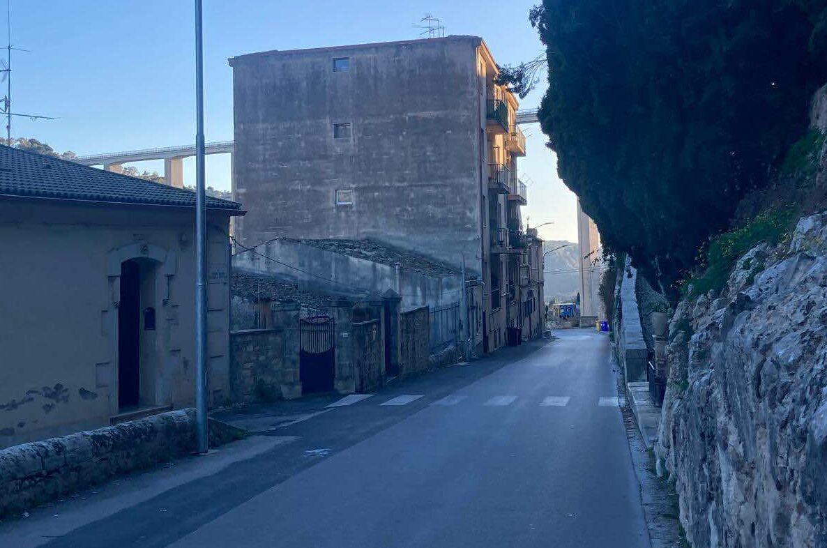 Modica, Via N. Sant’Antonio al buio da due anni. L’Ufficio Manutenzioni: “Non faremo niente”