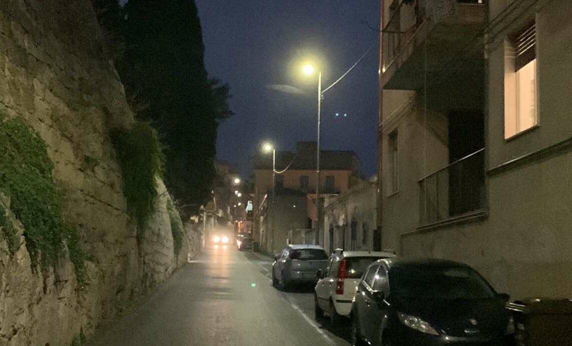 Modica, “Fiat lux” e dopo due anni, luce fu. Ripristinato il palo in Via Nuova Sant’Antonio