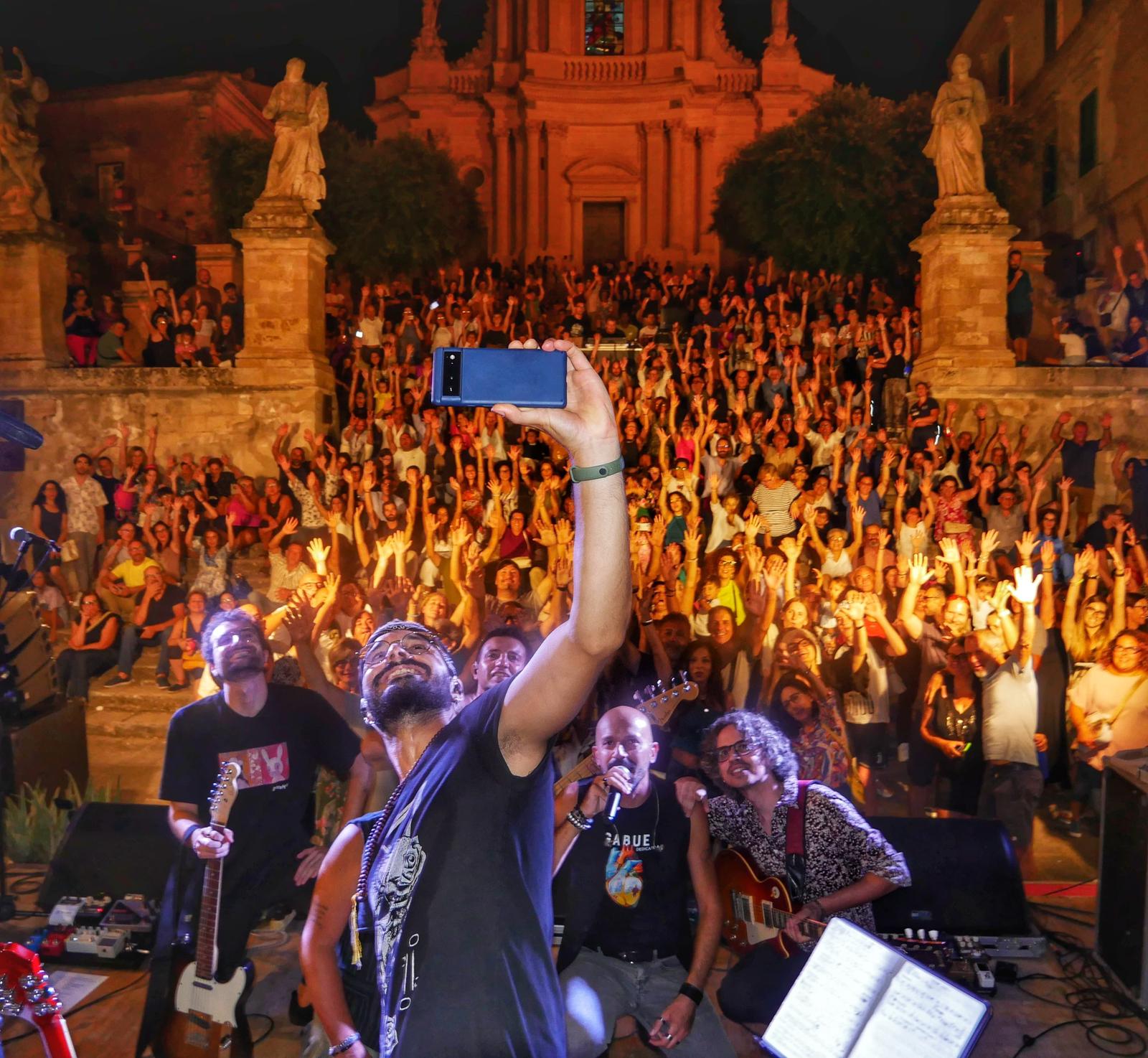 La tribute band “Radio Freccia” infiamma Piazza San Giovanni a Modica