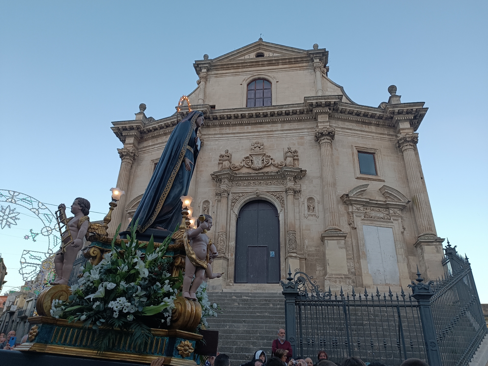 Con una processione carica di fascino va in archivio la festa dell’Addolorata ad Ibla