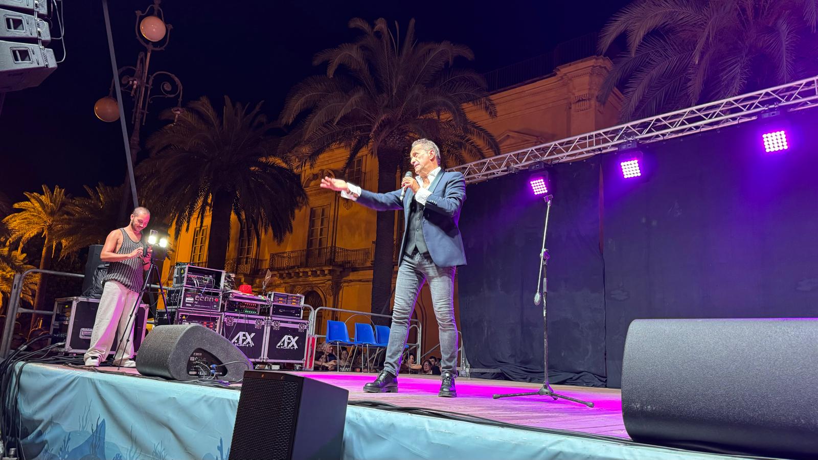 Marefestival: Uccio De Santis incanta con la sua comicità, grande successo in una Piazza gremita