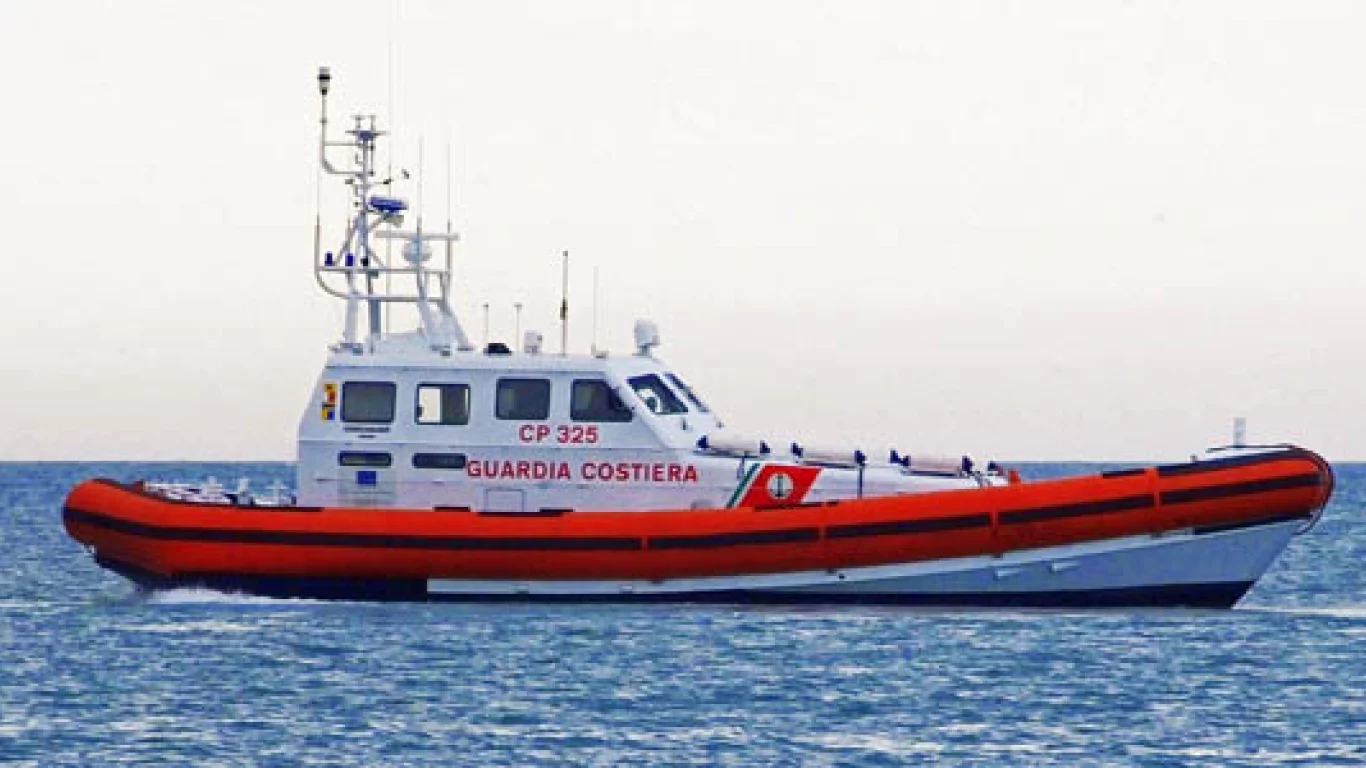 Migranti: in 25 salvati dalla Motovedetta della Capitaneria di Porto e sbarcati a Pozzallo