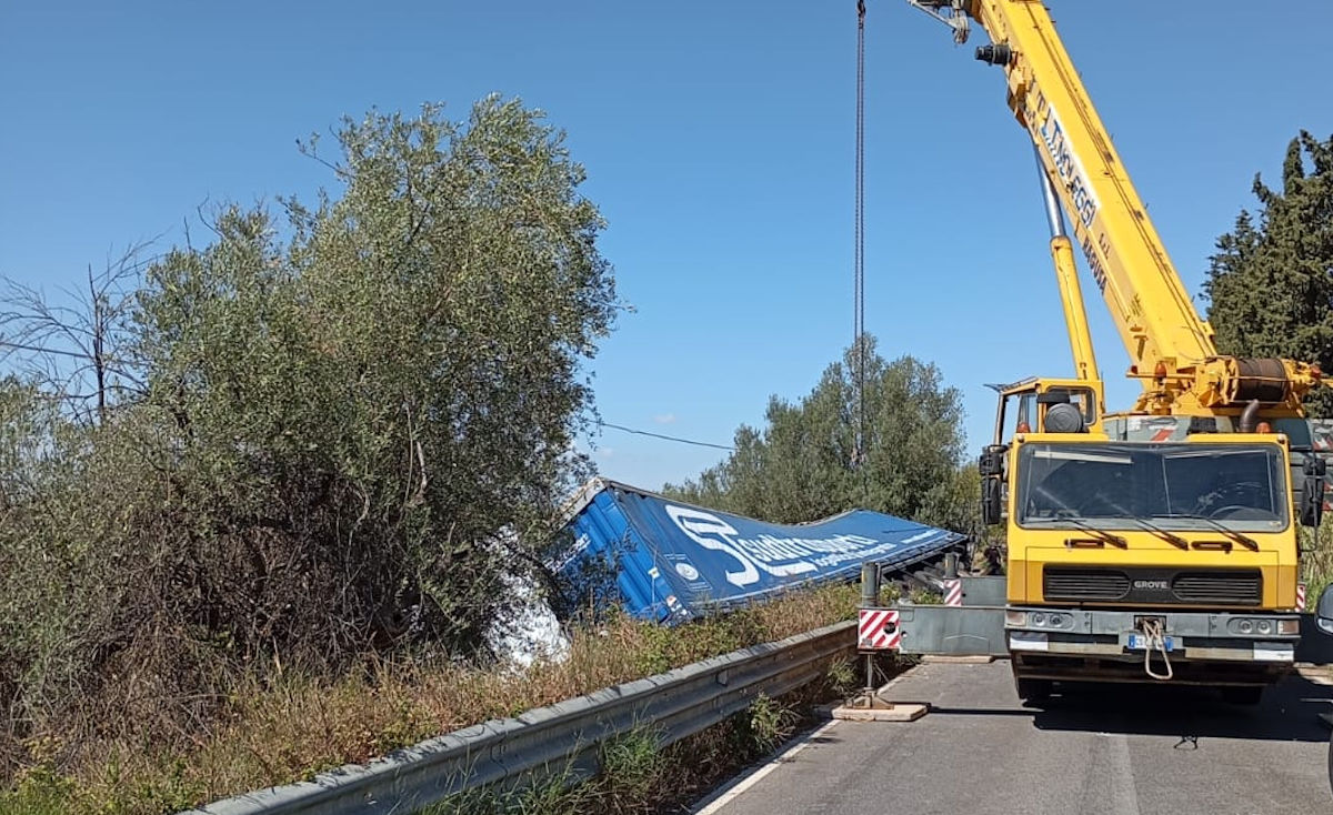 Incidente stradale autonomo a Chiaramonte, tir si ribalta, ferite lievi per il conducente