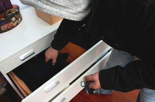 Giovane coppia di ladri arrestata a Vittoria: lei faceva il “palo” e lui rubava gioielli