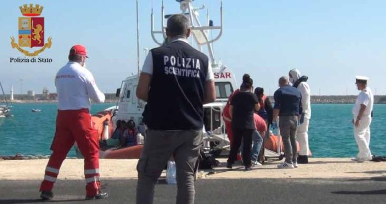 Sbarco a Pozzallo di 64 migranti, la Polizia identifica e ferma lo scafista egiziano