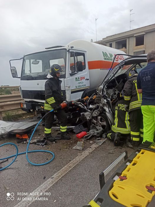 Ispica: Grave incidente all’ingresso della città, scontro autocarro carico di Gpl, furgone e auto, 2 feriti
