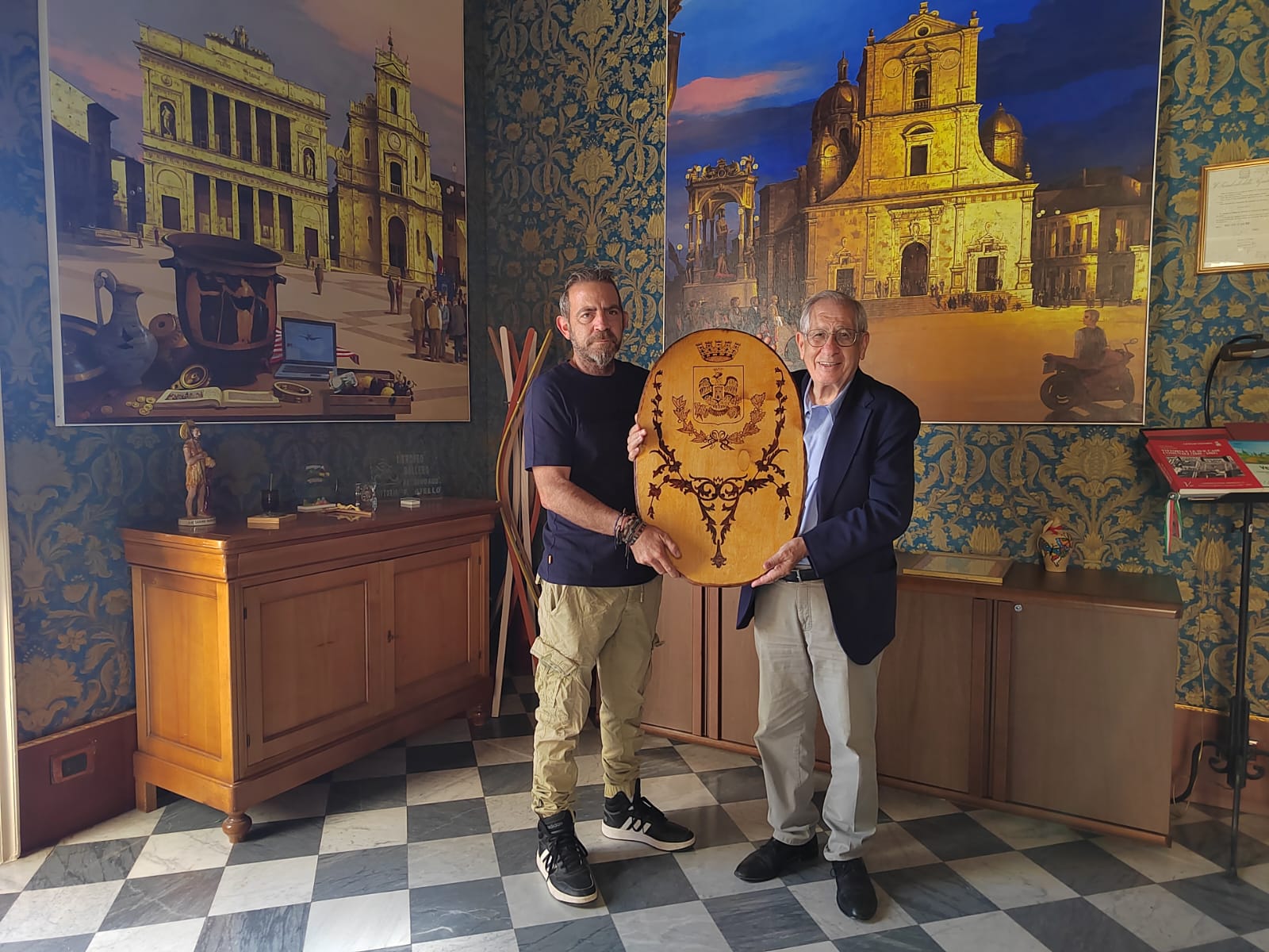 Donato al sindaco Aiello uno stemma della città di Vittoria opera di Fabrizio Licitra