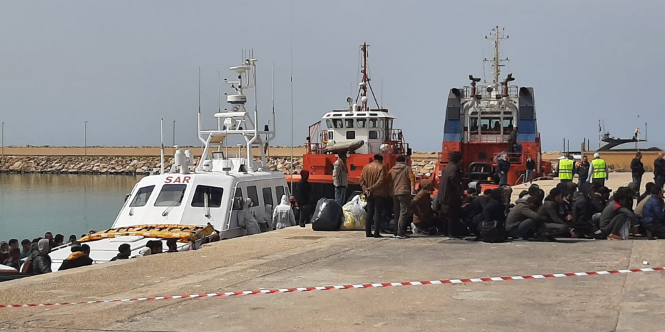 Porto di Pozzallo: all’alba sbarco di 65 migranti, tra loro 8 adolescenti