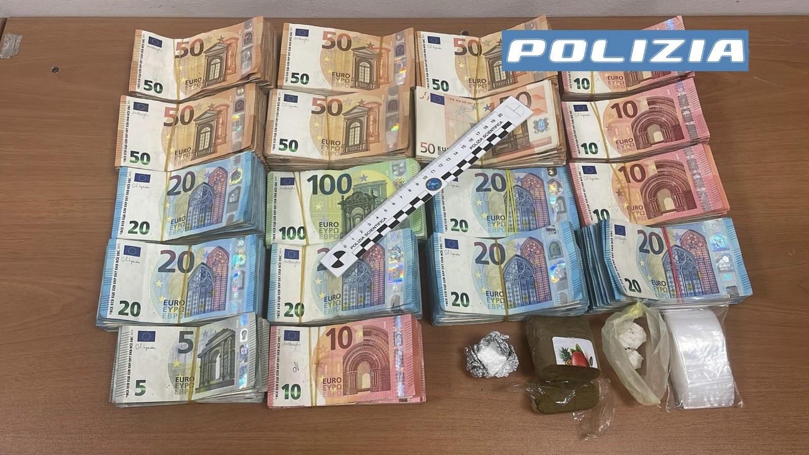 Aveva quasi 50 mila euro in casa insieme a cocaina e hashish: gambiano arrestato a Ragusa