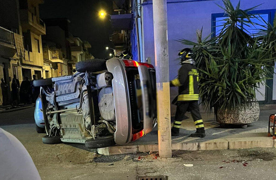 Vittoria: incidente ieri sera in pieno centro, auto pirata investe una Panda, ferita la conducente