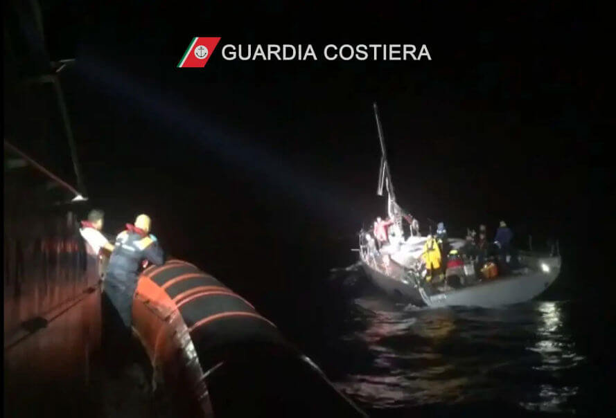 Velista s’infortuna durante una regata d’altura, soccorso dalla Guardia Costiera di Pozzallo