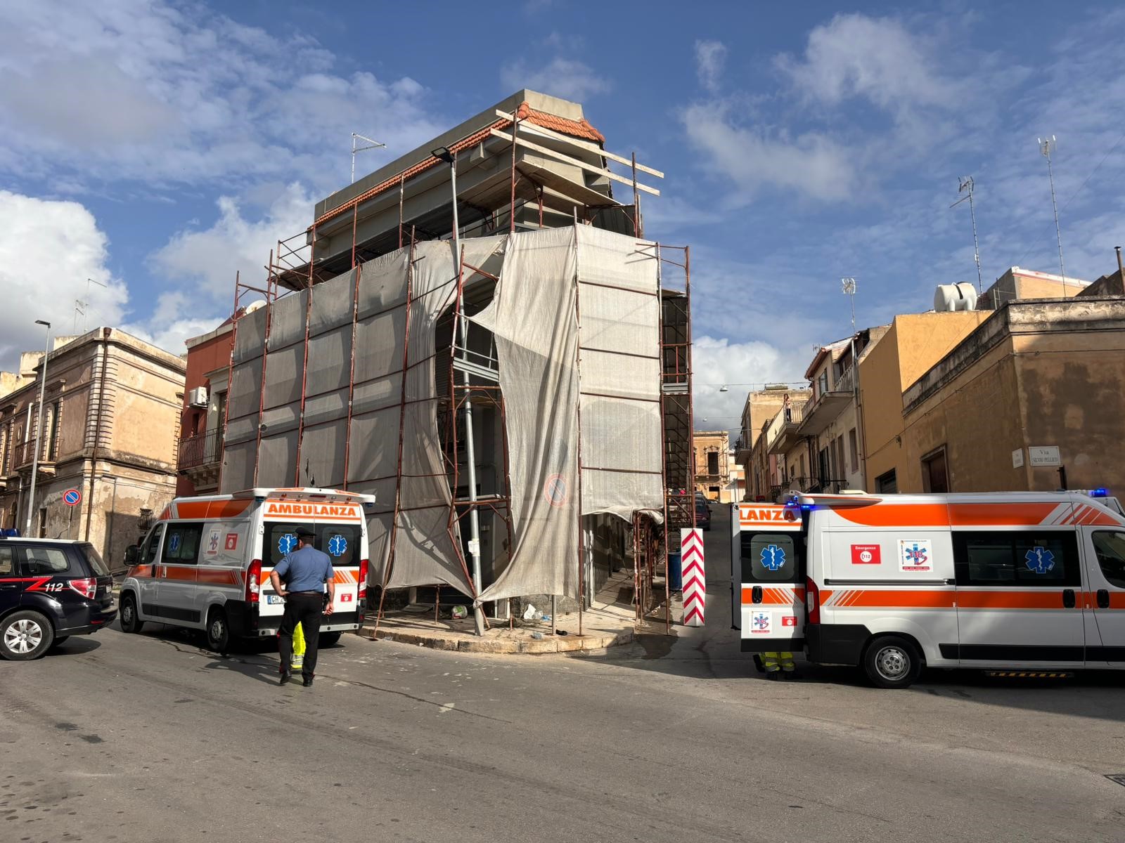 Camion travolge impalcatura ad Ispica: ferito un operaio portato al Maggiore di Modica