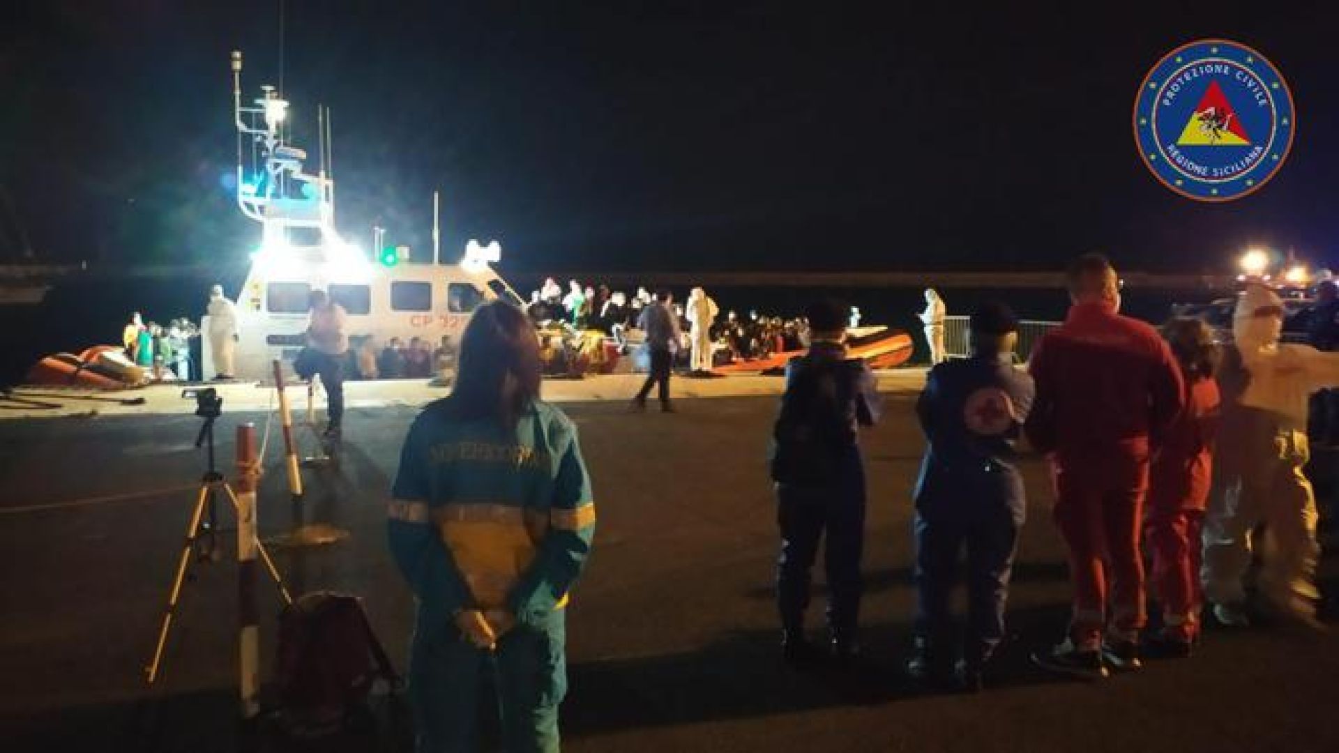 Sbarco nella notte a Pozzallo: tra i 49 migranti, anche un non vedente e un uomo senza gambe