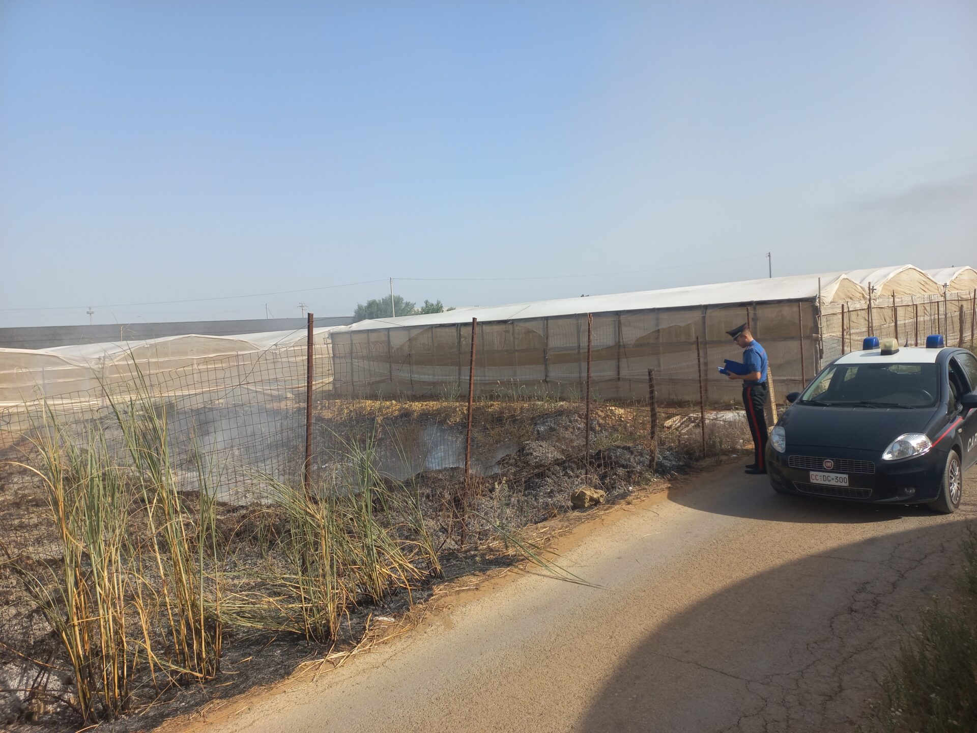Stoccava ed incendiava rifiuti a Scoglitti: albanese denunciato dai carabinieri