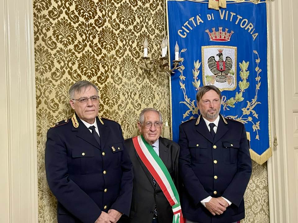 Vittoria: a palazzo Iacono la cerimonia di pensionamento del commissario capo Francesco Vona