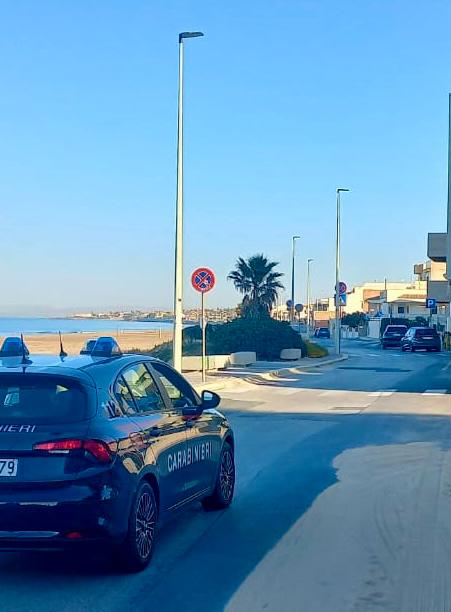 Scoglitti: tunisino nascondeva una mazza dietro al sedile della macchina, deferito dai Carabinieri