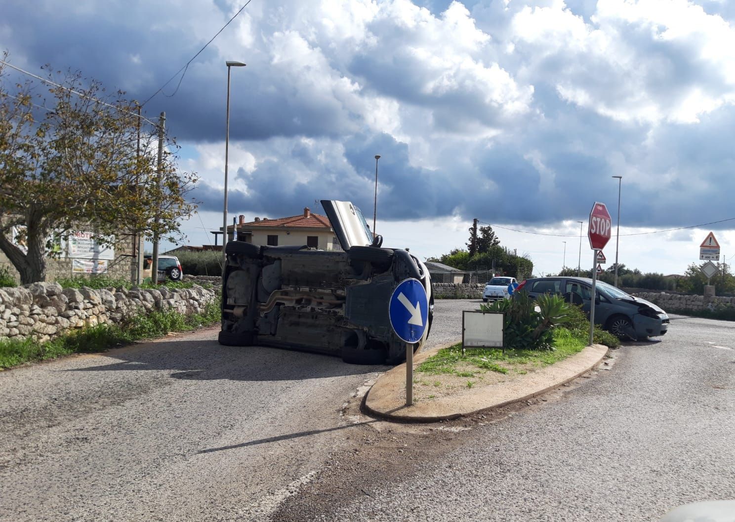 Incidente stradale sulla SP 113, scontro tra due auto, danni alle vetture, solo spavento per i conducenti