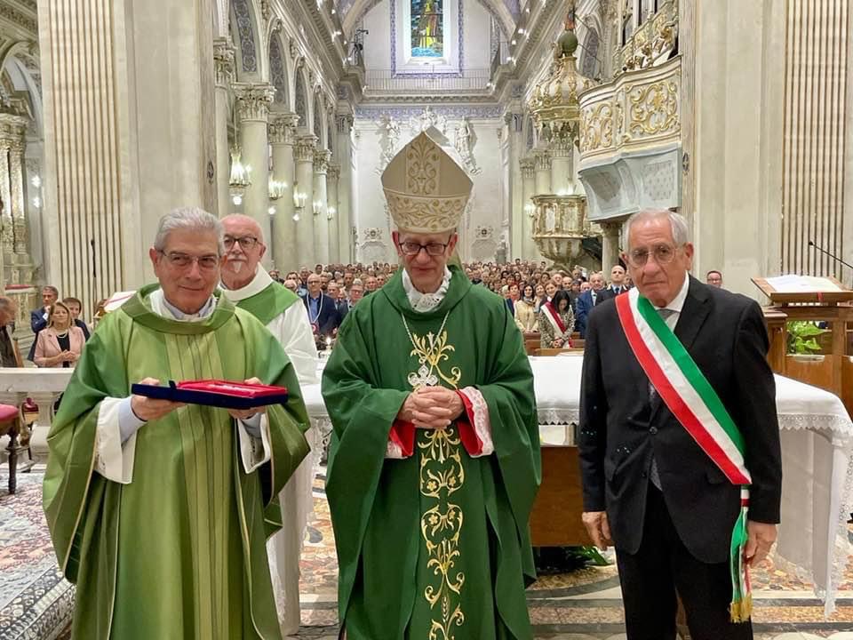 Mons. Russotto dona la chiave argentea della città di Vittoria al Santo Patrono