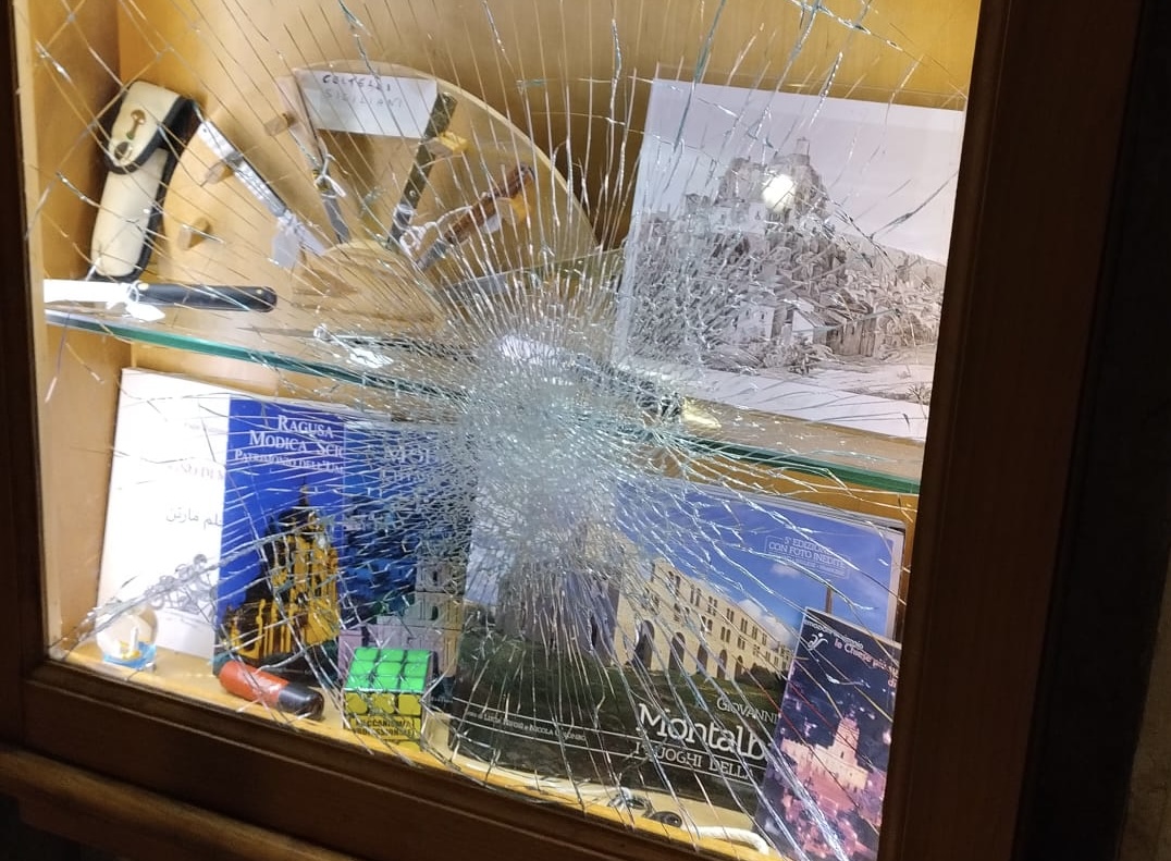 Vandali in una cartolibreria del centro a Modica. Confcommercio chiede maggiore attenzione