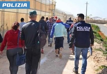 Contrasto al caporalato: due imprenditori agricoli denunciati a Vittoria dalla Polizia