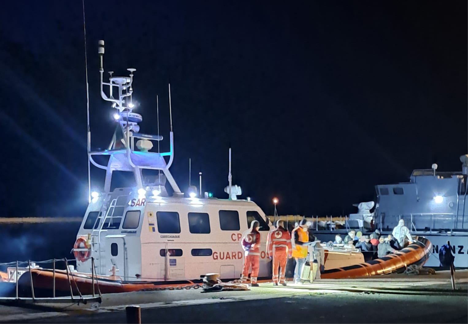 Sbarco nel cuore della notte al Porto di Pozzallo: tratte in salvo 28 persone, ci sono 6 minori