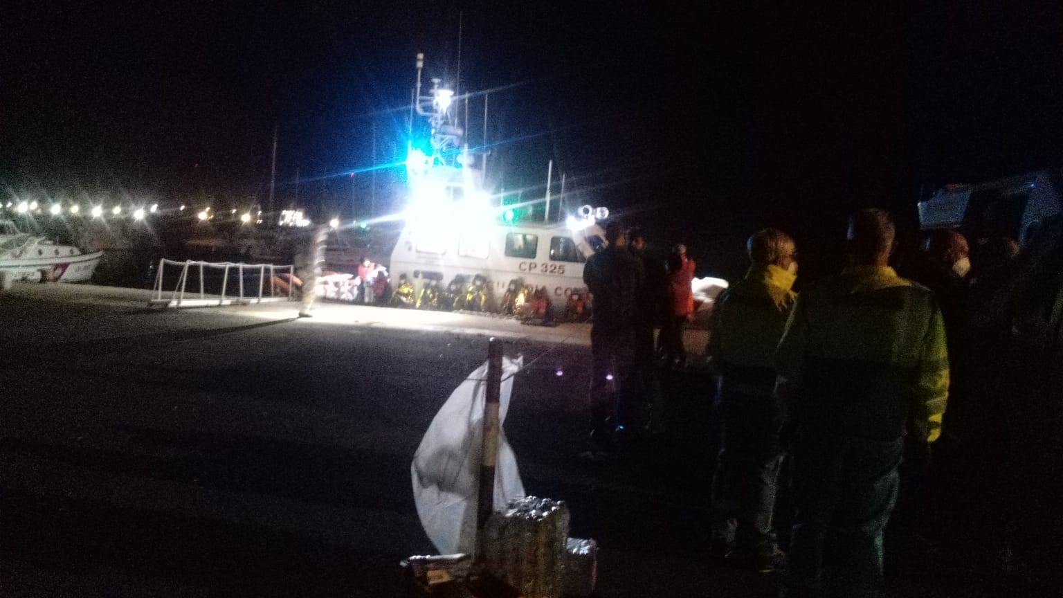 Sbarco di 44 migranti stanotte a Pozzallo: due uomini ricoverati in ospedale