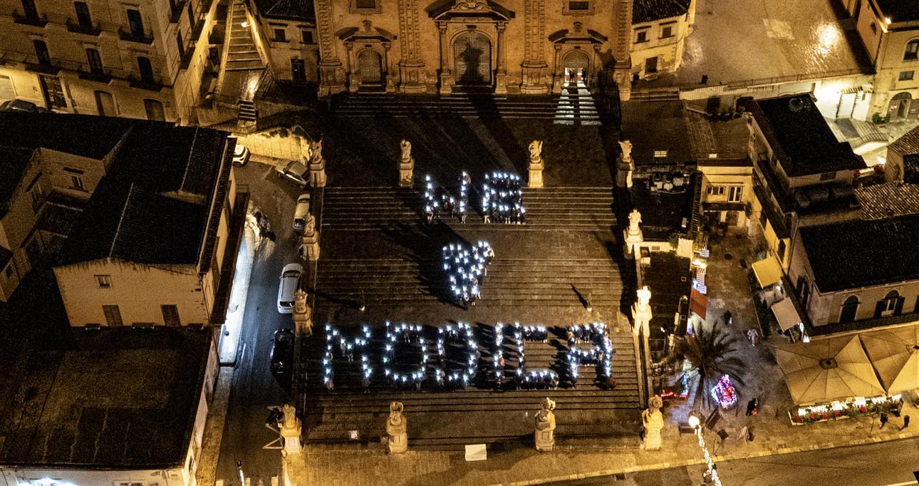 Modica, Modiverso illumina la scalinata di San Pietro con “We Love Modica” (video)