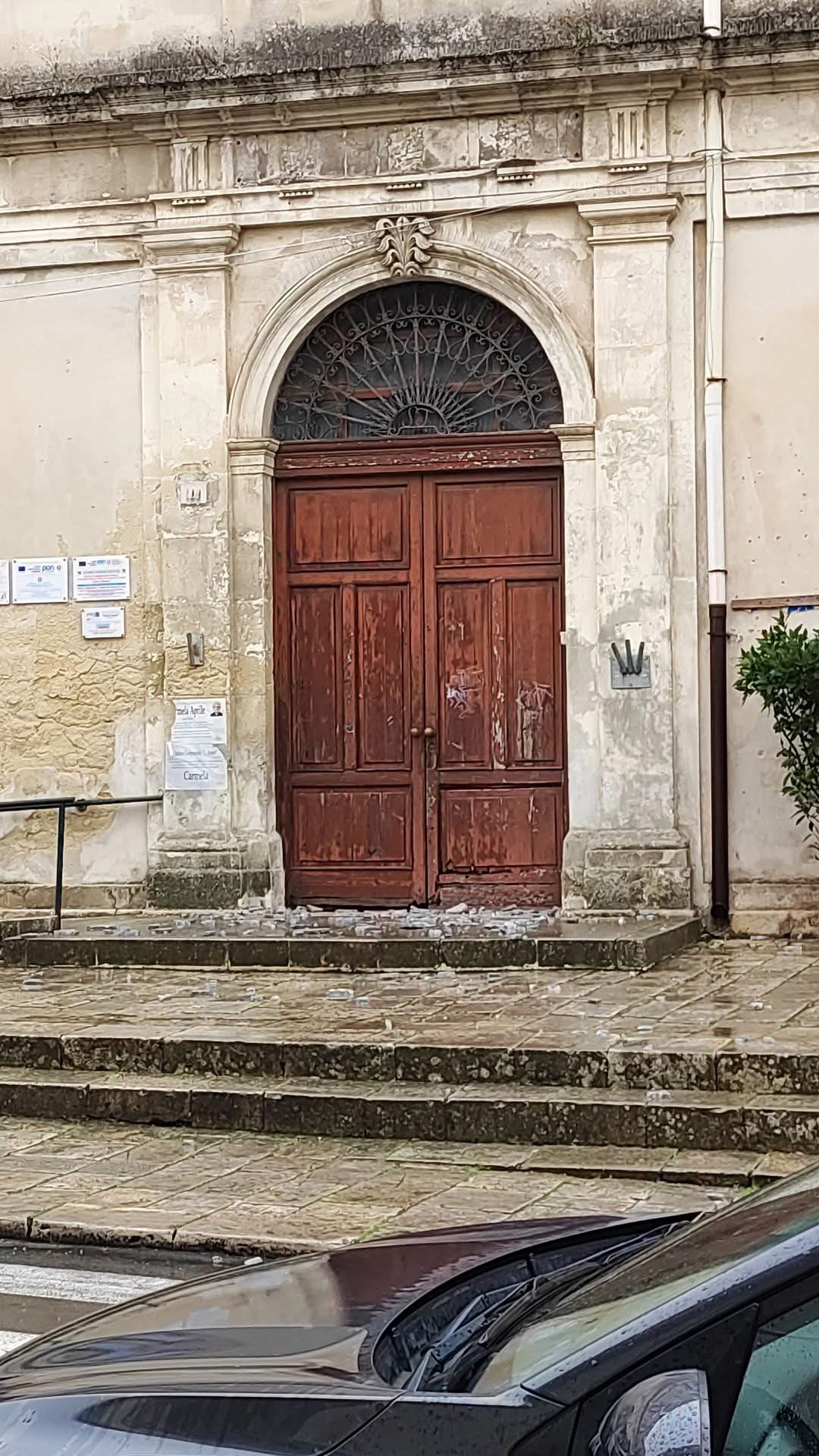 Modica, il vento fa crollare la storica scritta “Scuole elementari Santa Teresa”