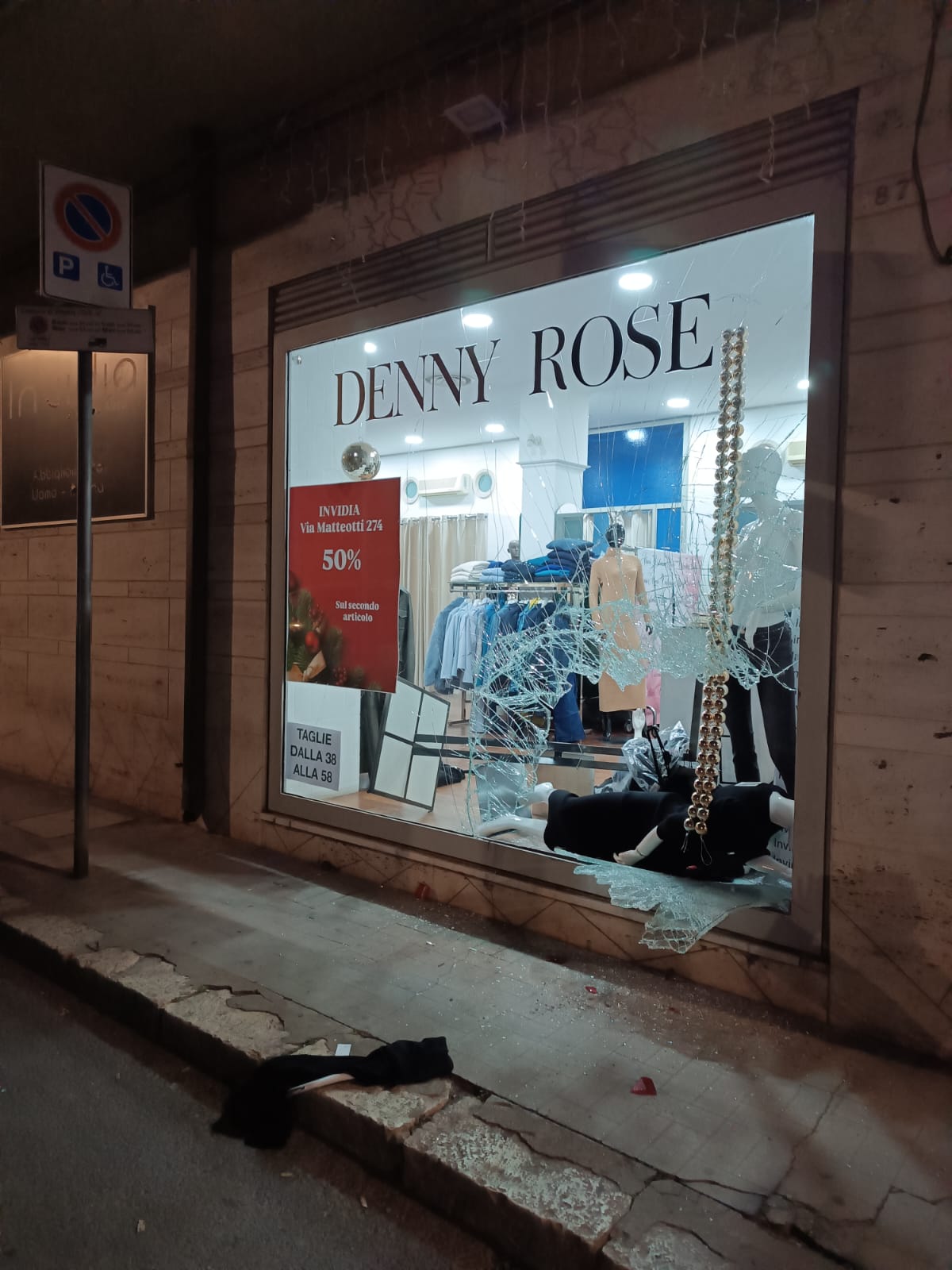 Furto con spaccata in una boutique a Vittoria, magro bottino, ma danni ingenti