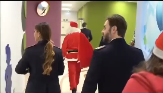 La Polizia di Stato porta Babbo Natale al reparto di pediatria del Giovanni Paolo II di Ragusa