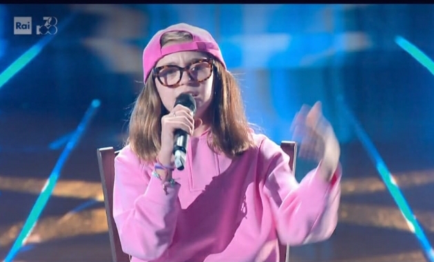Vittoria: Benedetta rappa “Le cose che abbiamo in comune” e conquista la finale a The Voice Kids (video)