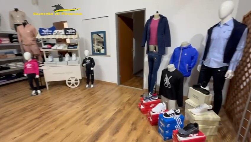 Boutique di capi falsi scoperta dalla Guardia di Finanza a Comiso: 3 persone denunciate