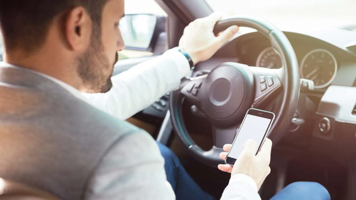 Nuovo Codice della Strada, super-stretta per alcol e telefono al volante