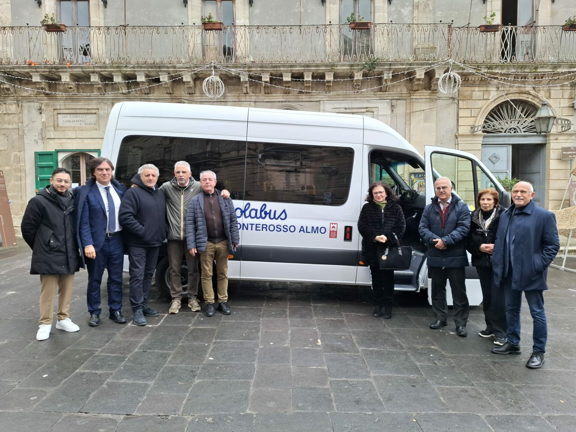 Un nuovo minibus a Monterosso Almo per il servizio scolastico, consegnato oggi alla città