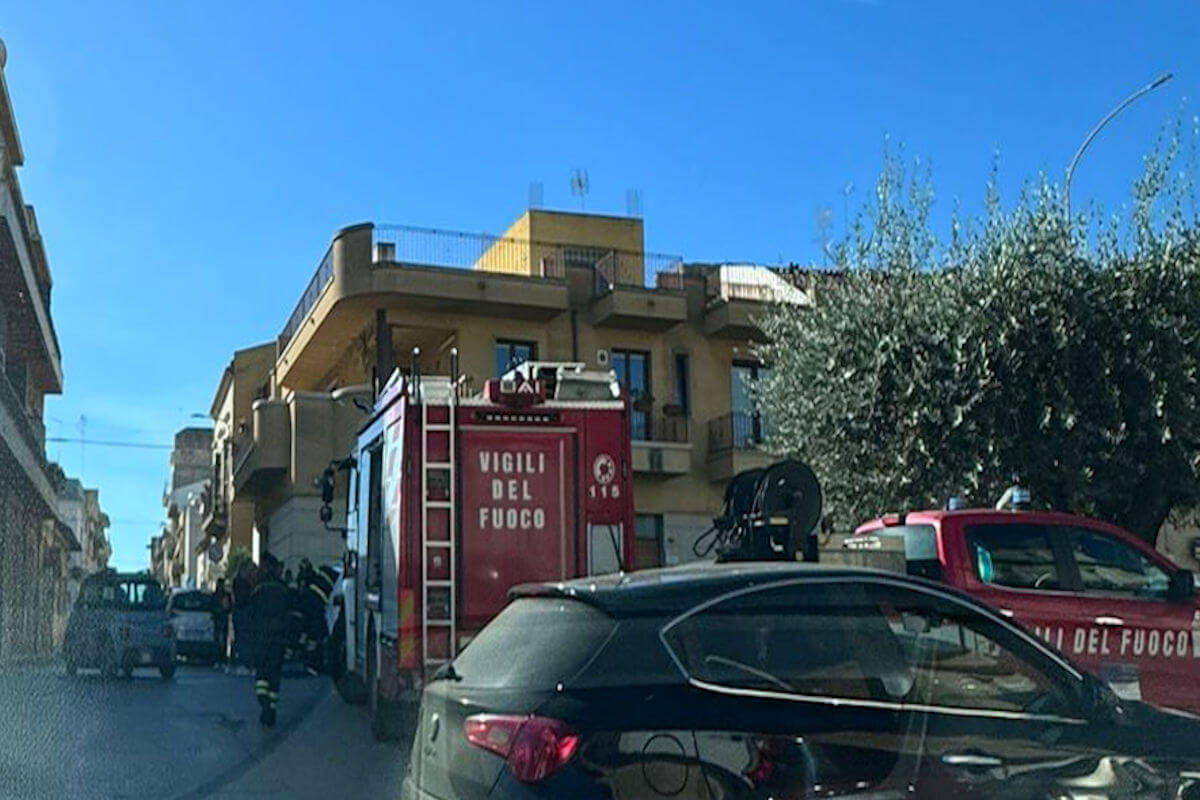 Vittoria: neonato resta bloccato in auto, liberato dai Vigili del Fuoco, momenti di apprensione in Piazza Italia